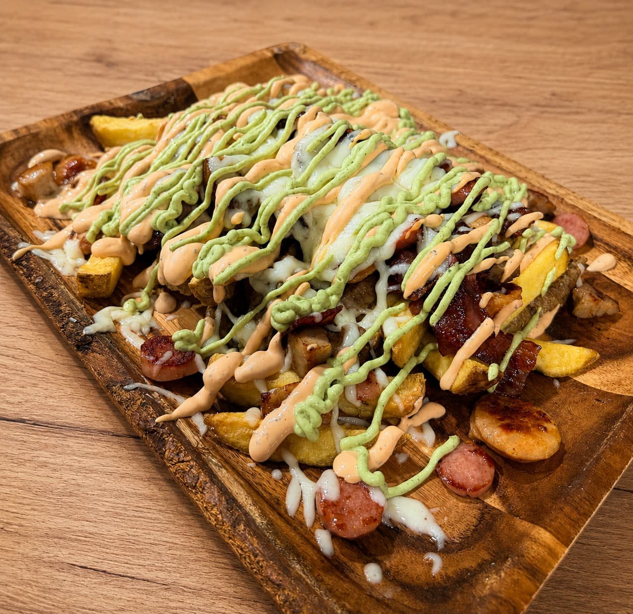 Salchipapa Makondo con nuestras salsas